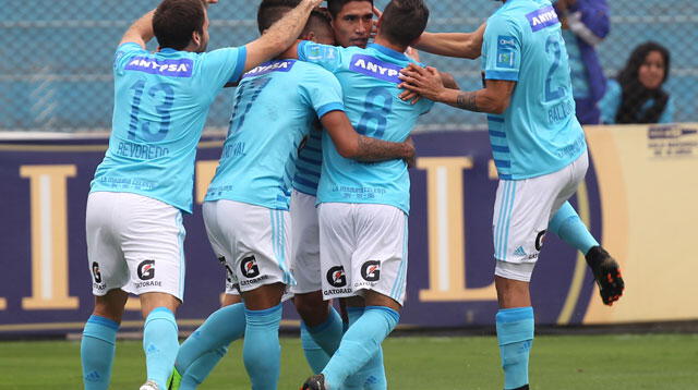 Los jugadores del Cristal festejan con Irven Ávila por el gol anotado. FOTO: LIBERO