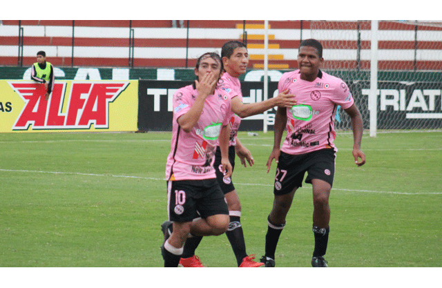 Mario  Tajima festeja el gol marcado a La Bocana