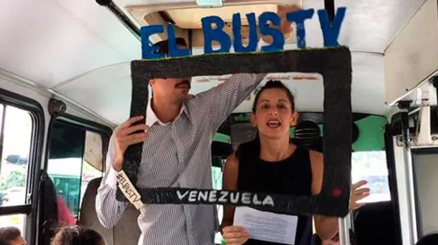 jóvenes transmiten las noticias en buses de Venezuela sin censura 