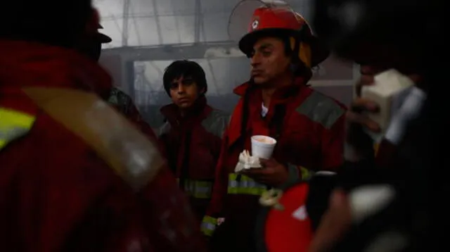 Vecinos entregan alimentos a los bomberos en el Callao 