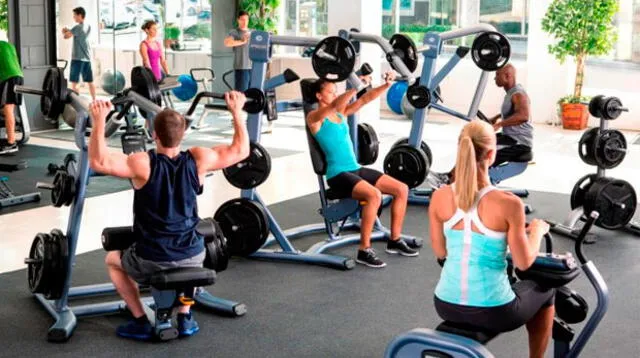 El socializar en el gimnasio es bueno, pero debes considerar más importante tu rutina de ejercicios