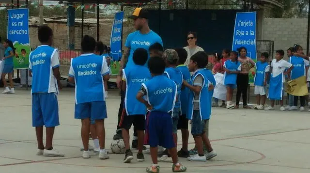 Sergio Ramos jugó con los niños de Catacaos