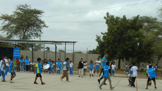 Sergio Ramos jugó con los niños de Catacaos