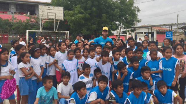 Sergio Ramos jugó con los niños de Catacaos