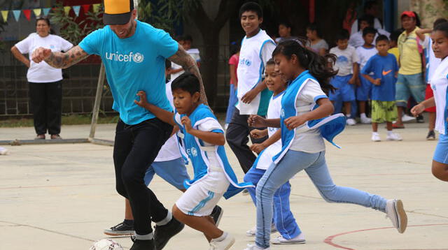 Sergio Ramos calidad fuera y dentro de las canchas. Aquí con niños piuranos. FOTO: UNICEF