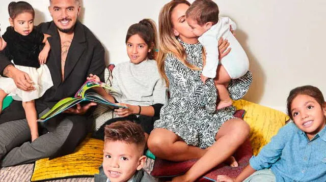 Juan Manuel Vargas posa junto a su esposa Blanca Rodríguez y sus hijos