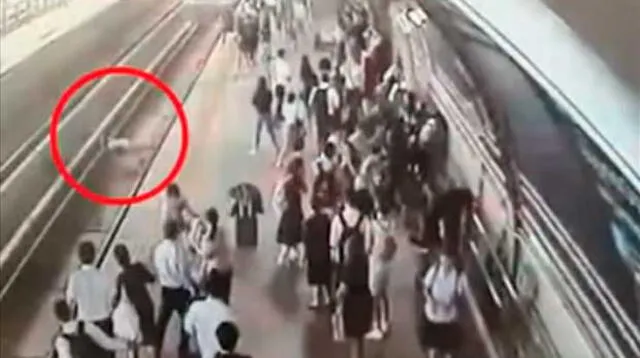 Mujer embarazada cae a las vías de un tren y muere arrollada