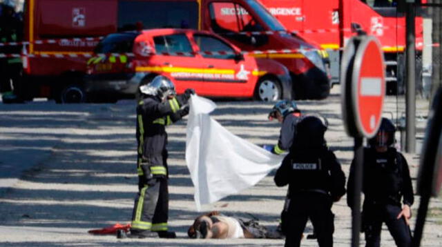 hombre armado embiste con explosivos a un furgón policial en Paris