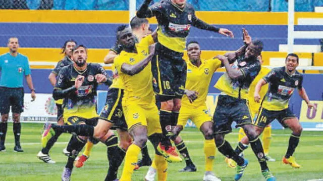 La celebración de un gol de los cajamarquinos, que con el triunfo ante san martín se apoderaron del primer lugar del torneo apertura