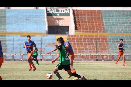 Los equipos no se dieron tregua para lograr su pase a la cuarta etapa. FOTO: César Condori