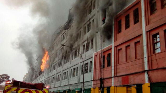 Incendio de proporciones se registra en centro comercial de Las Malvinas