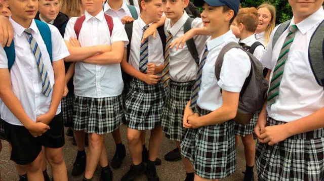 Niños usan falda al no poder usar short en su colegio en Inglaterra