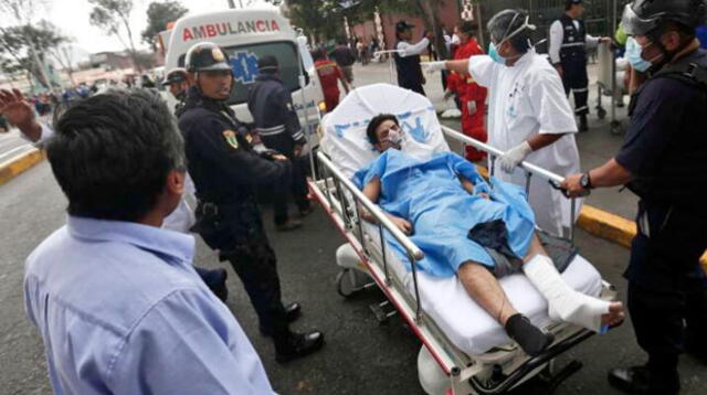 Evacúan a pacientes de policlínico Ramón Castilla por incendio en galería comercial en las Malvinas