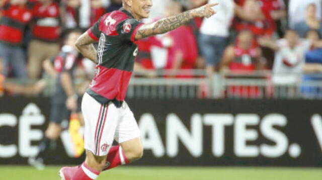 Paolo Guerrero celebra uno de sus tres goles con el Flamengo el pasado jueves