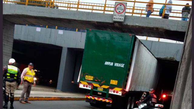 Camión quedó atascado en túnel de la Plaza Unión en el Cercado de Lima 