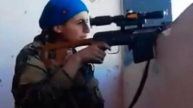 Francotiradora kurda casi pierde la vida