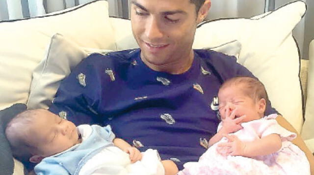 La tierna foto de Cristiano Ronaldo con sus gemelos recién nacidos