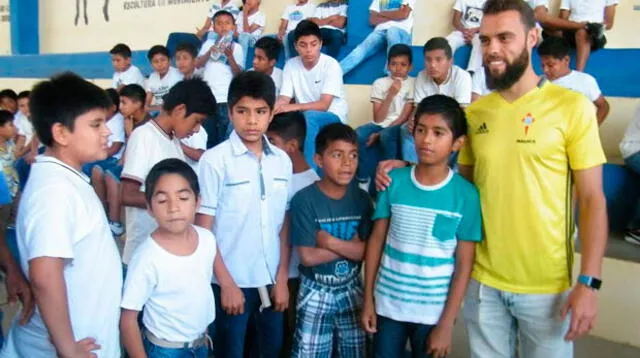 Sergio Álvarez portero del Celta de Vigo posa con los chicos de la academia en Paita