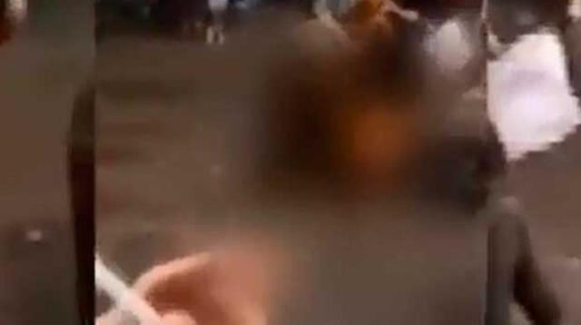 Pareja practica sexo oral en medio de plaza que estaba llena de gente