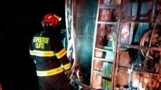 Autobús se incendió tras despistarse de la ruta en la que iba a causa de un choque