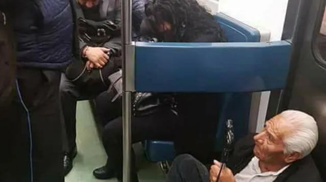 Anciano luce en el suelo en metro de México e indigna en Facebook