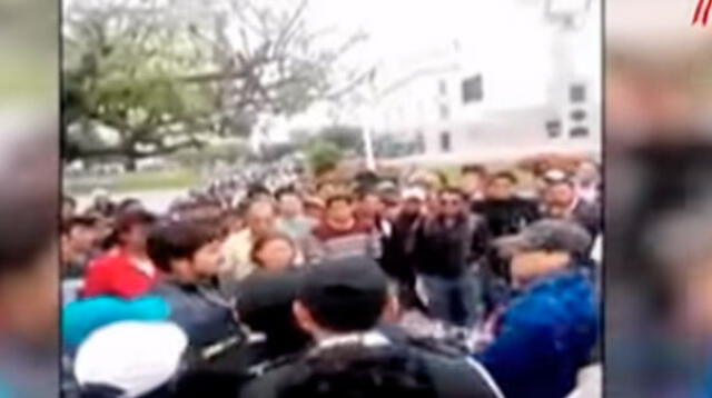 Manifestantes tildaron de traidor a joven estudiante