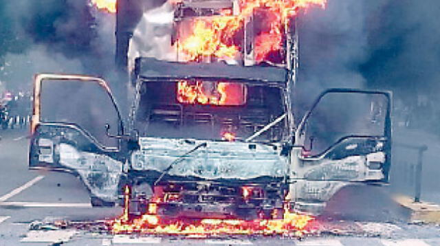 Un vehículo fue incendiado durante las protestas contra mandatario
