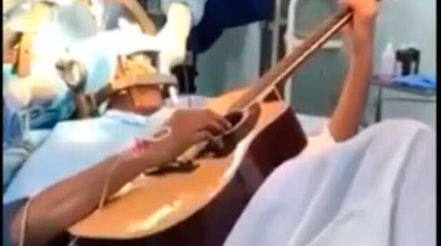 Hombre tocaba guitarra mientras tenía el cerebro abierto