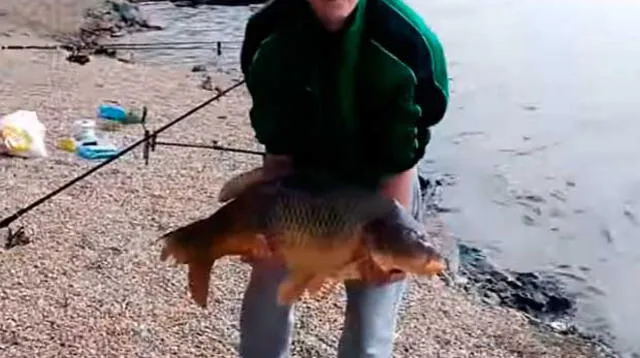 Hombre atrapa un enorme pez sin imaginar que pasaría por un momento vergonzoso