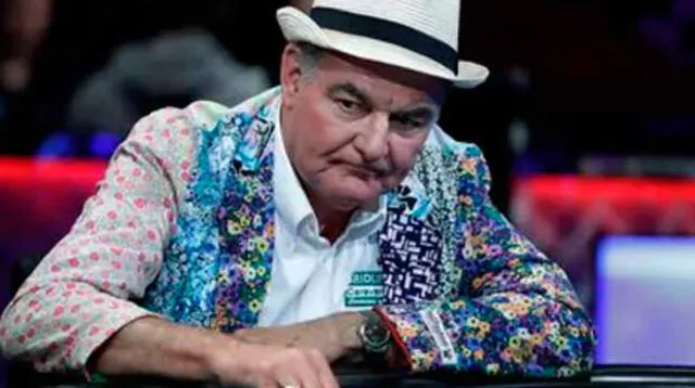 Anciano ganó 2.5 millones de dólares en el Mundial de póker y da lección de vida a los periodistas