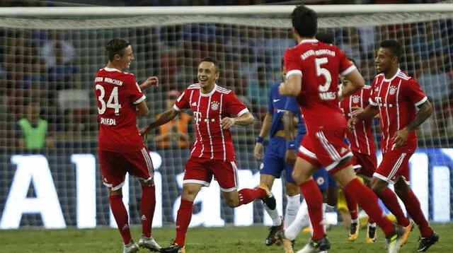 Los jugadores del Bayern celebran el golazo de Rafinha