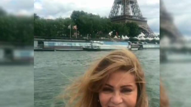 Gisela más que feliz en la torre Eiffel