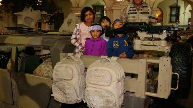 Niños disfrutaron en foto con armamentos y carros del Ejército del Perú