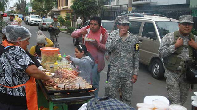 Comensales iniciaron la jornada consumiendo desayunos de carretilla en la av. Brasil