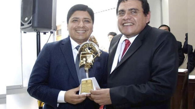 Elmer Yaipén recibió premio de manos del alcalde de Monsefú