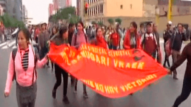 Maestros de Ayacucho llegan marchando hasta la avenida Abancay para protestar en medio de la huelga indefinida 