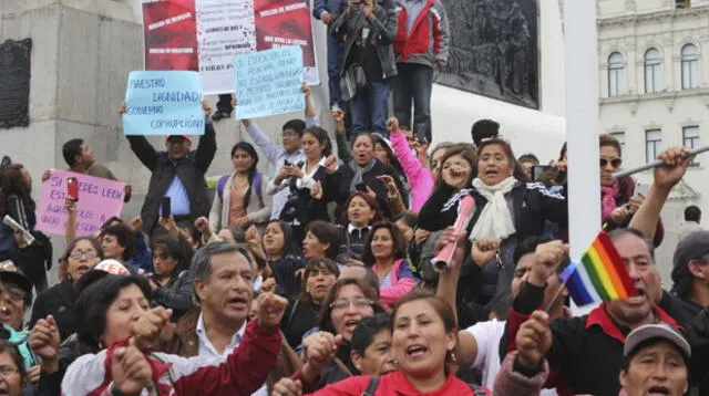 Los profesores continúan reunidos en la plaza San Martín esperando una solución