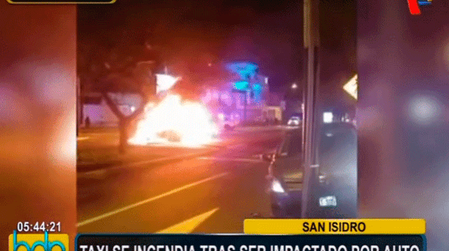 Taxi se incendió tras chocar con otro vehículo en San Isidro