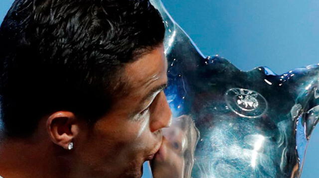 Tras recibir el premio, Cristiano Ronaldo besa la copa