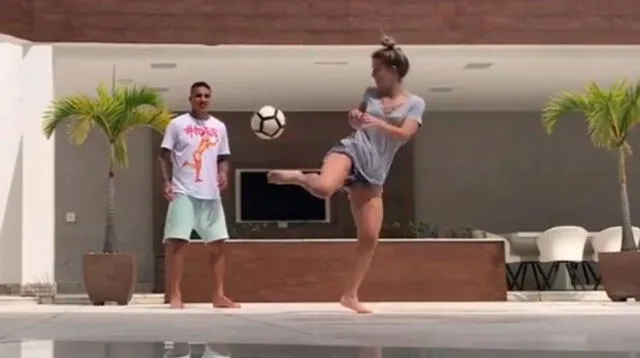 Thaisa Leal demuestra su habilidad con el balón junto a Paolo Guerrero