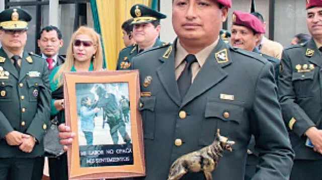 El suboficial Rodolfo La Rosa muestra orgulloso la imagen que lo volvió un héroe