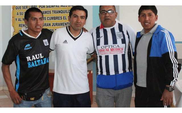 Juan Chumpitaz posando con la camiseta de Alianza Vicos. FOTO: Áncash Noticias
