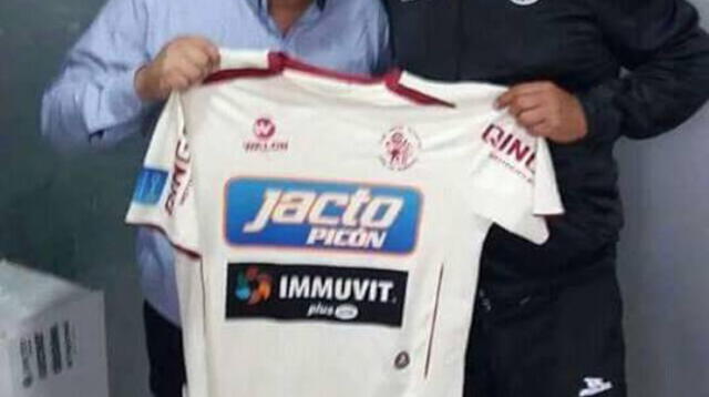 Juan Chumpitaz posando como nuevo DT del León