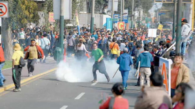 Cientos de docentes siguen en huelga y provocan el caos en la capital con sus protestas