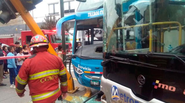 Choque entre bus turístico y una unidad del Metropolitano deja 7 heridos