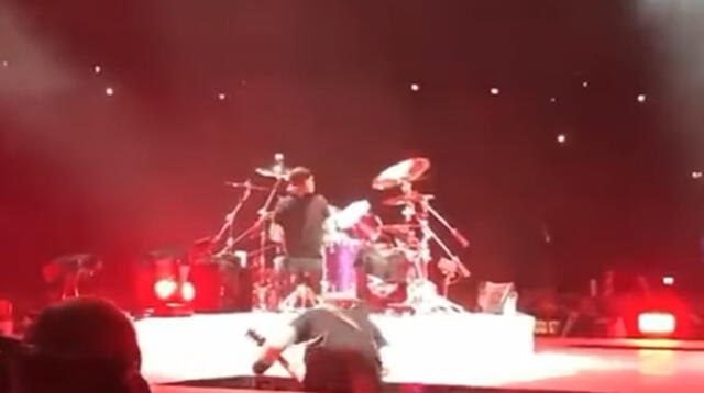 Bochornoso momento que sufrió James Hetfield en Holanda