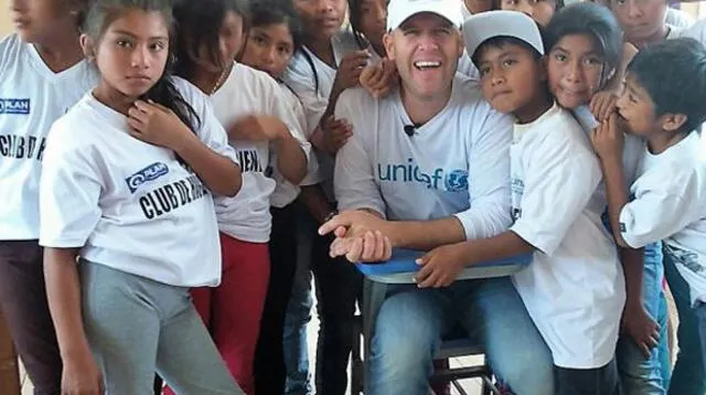 Cantante nacional alegró a algunos niños damnificados por los huaicos en Piura