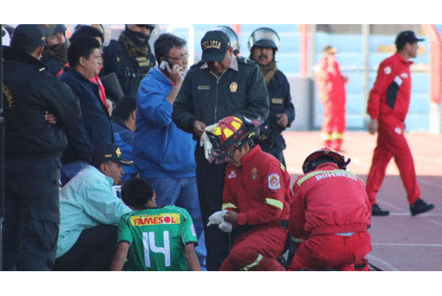Prestan atención al jugador del Sportivo Huracán que salio lesionado. FOTO: César Condori Álvarez