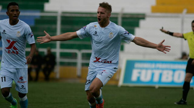 Festejo de Danilo Carando por su gol  en la victoria 2- 0 ante Ayacucho