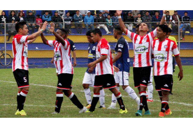 Carlos López festejando uno de sus cuatro goles al Salinas. FOTO: Segunda División